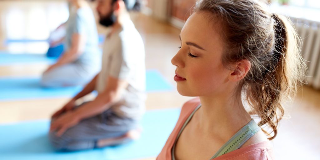 retiros mindfulness meditación baños de bosque consciencia corporal yoga y chikung