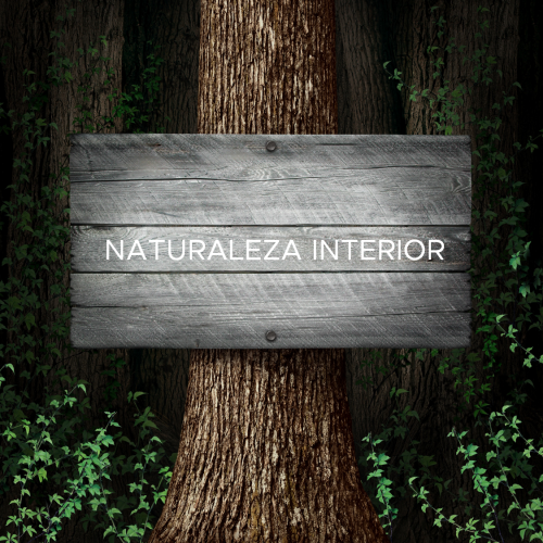 Arbol con cartel Naturaleza interior