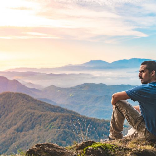 Hombre contemplando paisaje mindfulness autoconocimiento